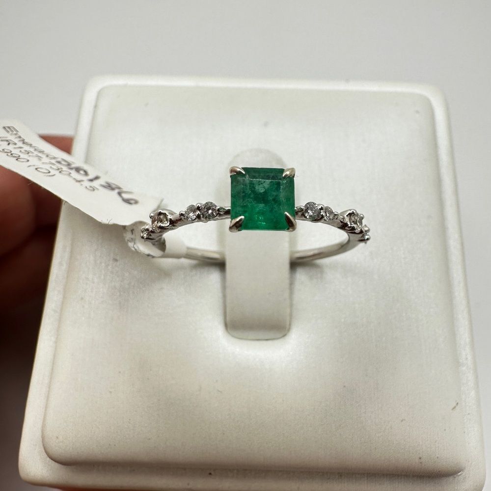 NWT .50ct princess cut Emerald with .13cts diamonds,‎ ring in 14kt white gold!